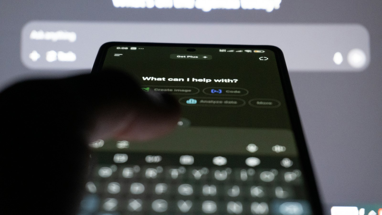 スマートフォンでAIのチャットに文字を打ち込んでいる様子