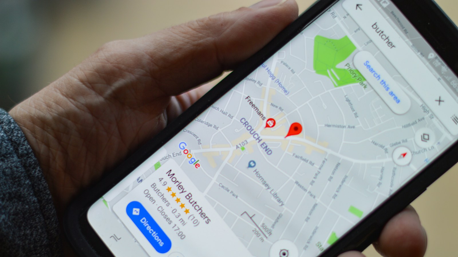 スマートフォンでGoogleマップの地図を見ている様子