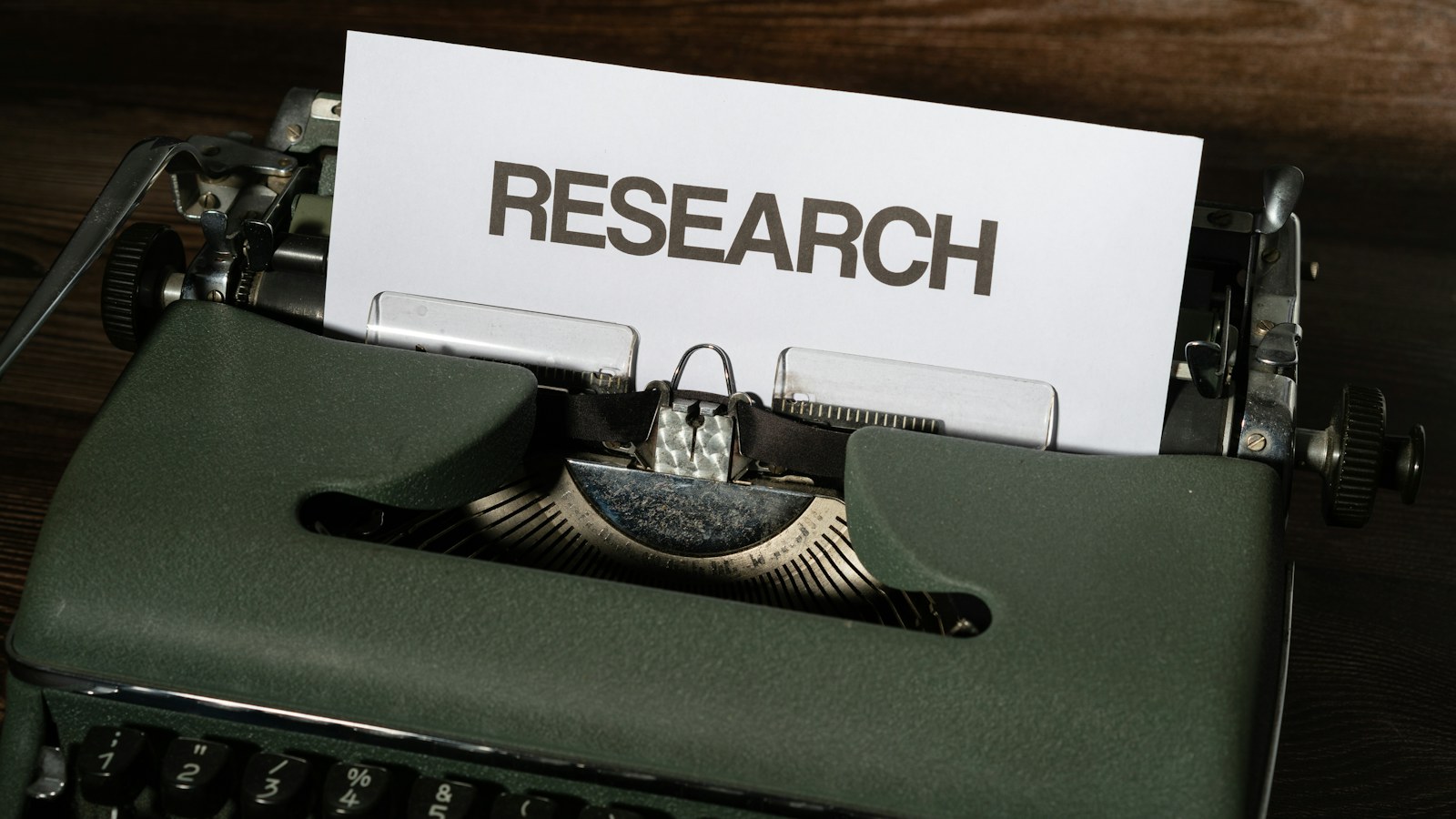 タイプライターに「Research」と打たれた紙
