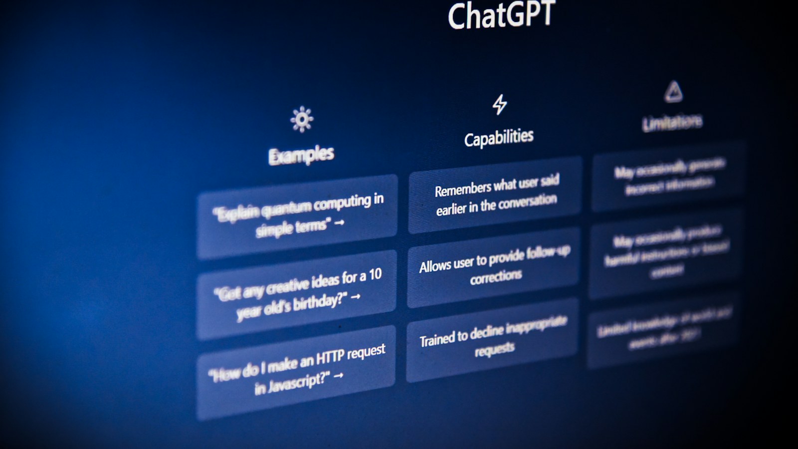 ChatGPTの画面が青い光の中に映っている様子