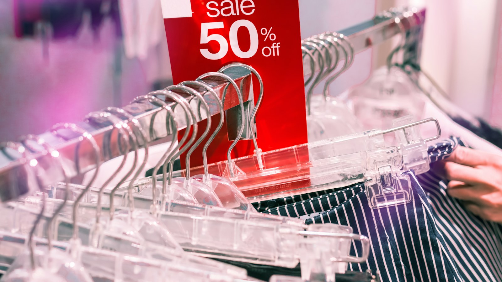 セール中の服に値札が付いている様子