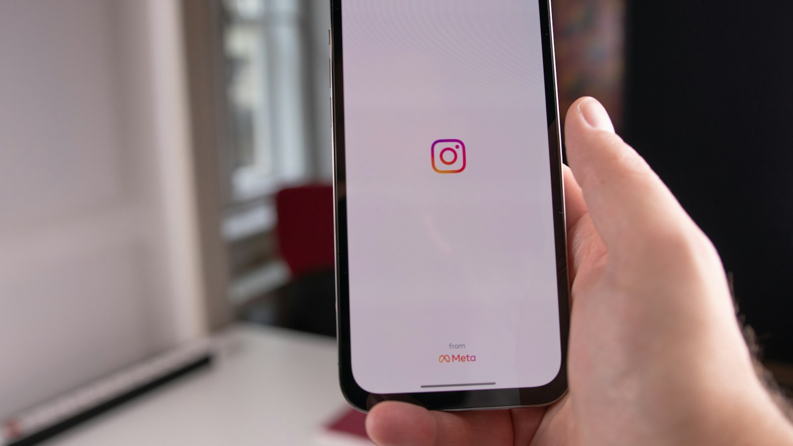 スマートフォンの画面に表示されたInstagramのロゴ