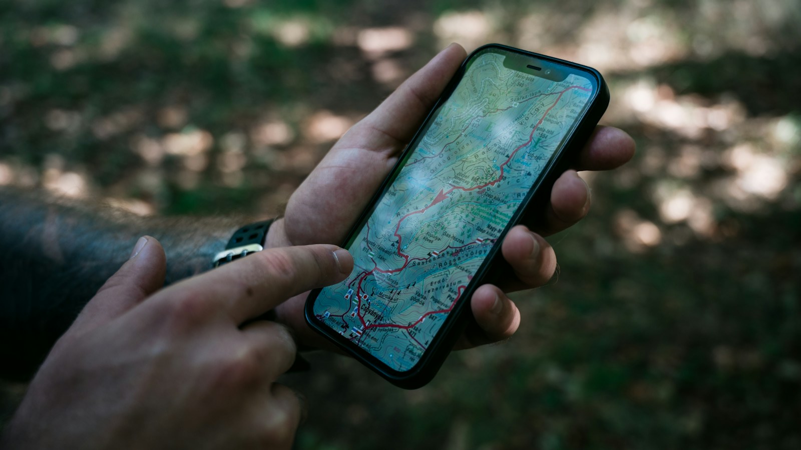 スマートフォンを手に持ち、地図アプリを見ている様子