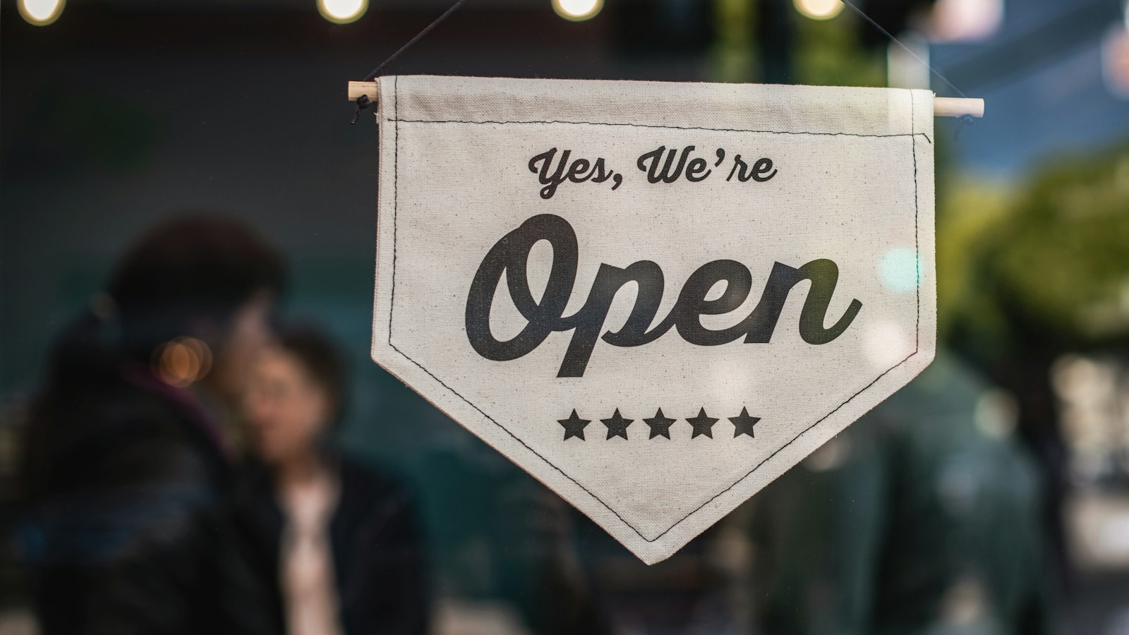 ドアに掛かった「OPEN」の札